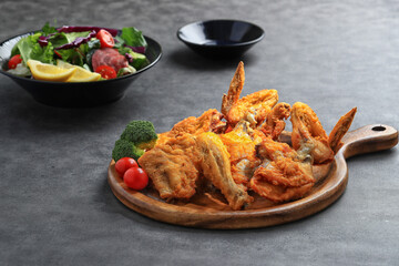 A popular Korean-style fried chicken dish featuring crispy wings and drumettes, served with fresh salad. Perfect as a meal or bar snack.
カリッと揚げた韓国風フライドチキンの手羽先と手羽元。新鮮なサラダと共に、食事にもおつまみにもぴったりです。
