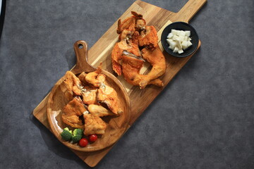 A popular Korean-style fried chicken dish featuring crispy wings and drumettes, served with fresh salad. Perfect as a meal or bar snack.
カリッと揚げた韓国風フライドチキンの手羽先と手羽元。新鮮なサラダと共に、食事にもおつまみにもぴったりです。