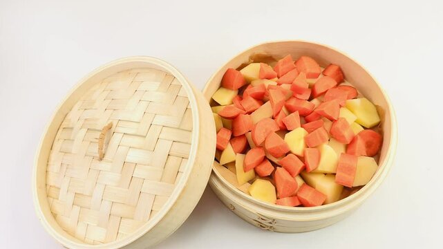 pentola in bamboo per una cottira sana e naturale di ortaggi e verdure