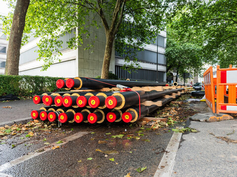 Ein Stapel mit Fernw&auml;rme Rohren an einer Baustelle in Wuppertal, Deutschland