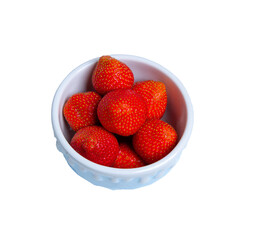 Frische reife Erdbeeren in einer in einer kleinen Schale