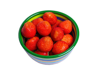 Viele reife rote Erdbeeren in einer bunten großen Schale
