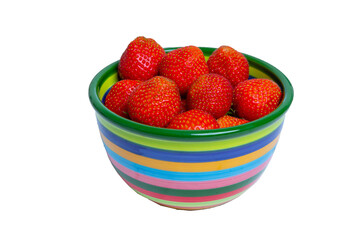 Viele reife rote Erdbeeren in einer bunten großen Schale