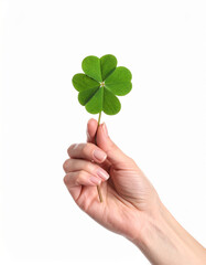 Una mano con un trébol de cuatro hojas en concepto de buena suerte, destino o fortuna sobre fondo verde desenfocado