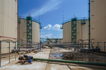 Obraz premium Large industrial round tanks for chemical production or oil. Construction of chemical factory