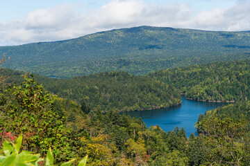 阿寒横断道路の双湖台から撮影した、雄阿寒岳の噴火で阿寒湖から分断された2つの池、パンケトー（左奥、小）とペンケトー（右手前、大）。ペンケトーは、北海道の形をしていると言われる。