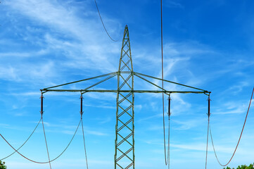 Ein Strommast ragt in den Himmel empor