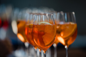 leckeres Kaltgetränk auf einer Veranstaltung, Businessevent mit Spritz, Akoholische Erfrischung im...