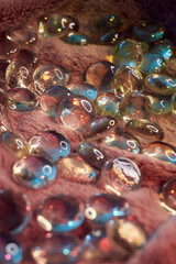 Abstrakcyjne szklane kamyczki, kolorowe, gra świateł i szkła