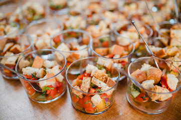 Buffet mit Salat und kleinen portionierten Sch&auml;lchen, leckere frische Zutaten auf einer Businessveranstaltung, Catering bei einer Hochzeit oder einer Feierlichkeit