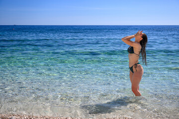 Bella ragazza al mare