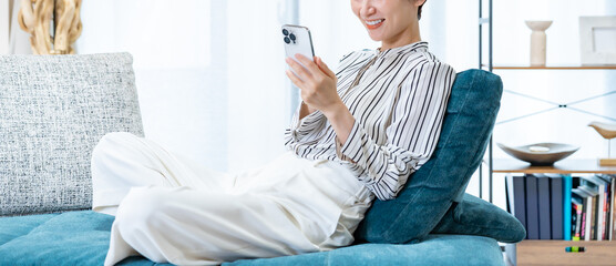 スマートフォンを使う女性