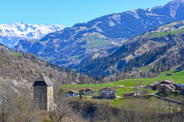 Turm der ehemaligen Burg von Surcasti bei Surcasti-Lumnezia, Kanton Graubünden (Schweiz)