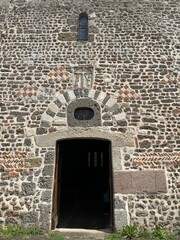 porte d'entrée de l'église paroissiale Saint-Jean-Baptiste