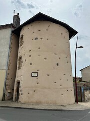 Tour d'angle de l'ancienne enceinte à Rochechouart