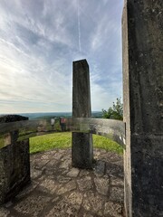 Depuis l'intérieur de la Table d'orientation du puy de Raffaillac