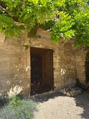 porte d'une Ancienne maison en pierre à Saint-Robert