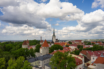 Obraz premium Scenic View of Tallinn Old Town with Church and City Walls