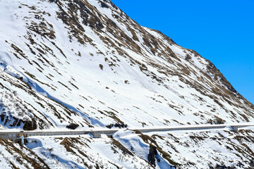 Lukmanierpassstrasse vor dem Lukmanierpass in Fahrtrichtung Tessin , Graubünden (Schweiz)