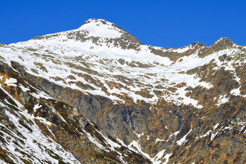 Blick vom Lukmanierpass af den Piz Gannaretsch in den Adula-Alpen im Kanton Graubünden 