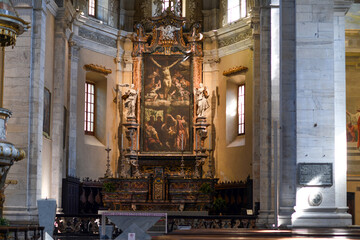 Innenansicht der Stiftskirche Santi Pietro e Stefano in Bellinzona, Tessin (Schweiz)	