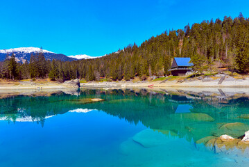 Obraz premium Der Caumasee in Flims, Kanton Graubünden (Schweiz)