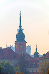 Wieża zegarowa Zamku Królewskiego na tle Pałacu Kultury i Nauki o poranku, Warszawa.