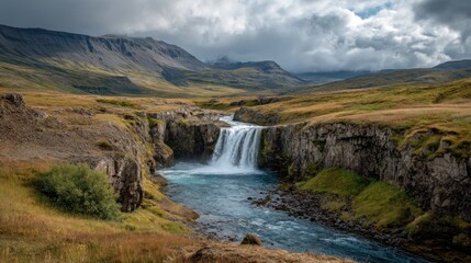 Obraz premium Majestic Waterfall Cascading Through Icelandic Landscape