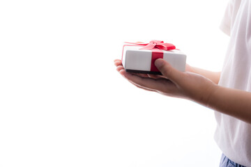 白背景にプレゼントを手渡す子供の手元