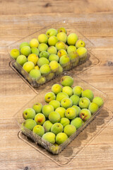 新鮮な青梅がぎっしり詰まったパック