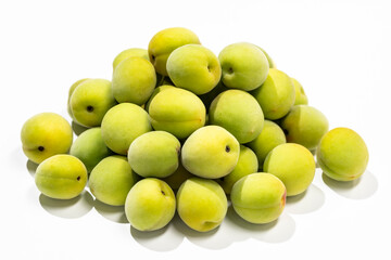 青々とした梅の実の集合