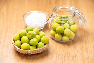 青梅と氷砂糖で手作り梅酒