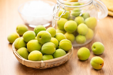 青梅と氷砂糖で手作り梅酒