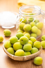 青梅と氷砂糖で手作り梅酒