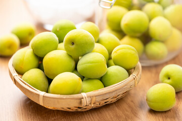 青梅と氷砂糖で手作り梅酒