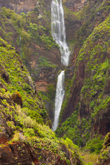 Malowniczy krajobraz wodny z wybrzeżem nad Oceanem Atlantyckim na egzotycznej wyspie Madera, pejzaż morski, tło lub tapeta do projektu © anettastar