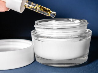 Add a drop of oil to the cream, make the cream close-up