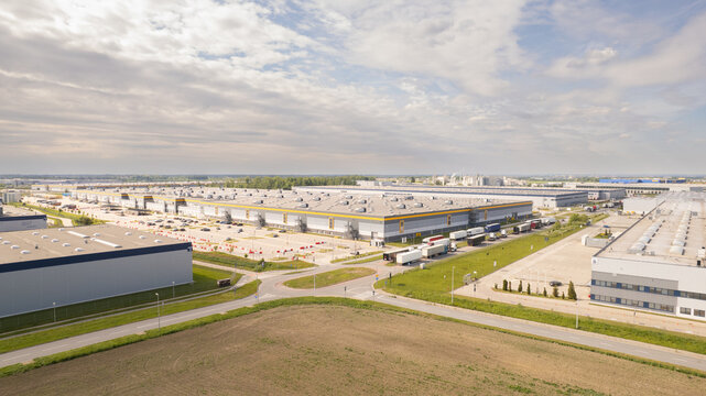 ogromne magazyny centrum logistyczne w strefie przemysłowej 