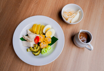 Siomay with tofu and fresh vegetables