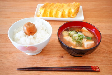 小学5年生の子供が冬休みに家庭科の宿題で作った味噌汁と、梅干しを乗せた白米と卵焼き。