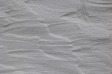 dettagli di un terreno naturale coperto da neve bianca e con varie forme casuali disegnate dal vento