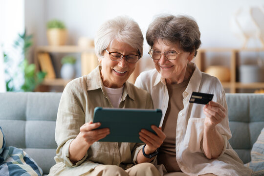 Women are doing online purchases