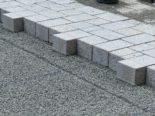 Laying paving stones in gravel bed / concrete blocks