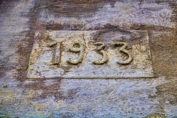 prag, tschechien -- verwittertes schild mit jahreszahl 1933