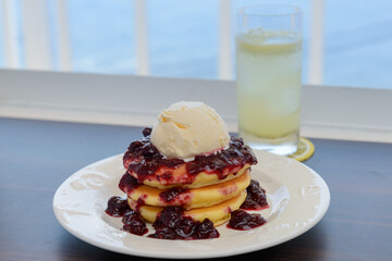 ブルーベリーソースをかけたパンケーキ