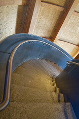 gebogener Treppenaufgang in einem Turm