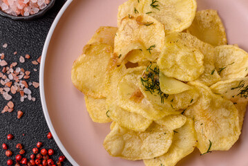 Crisps fried with salt, spices and garlic. Cooked potatoes