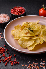 Crisps fried with salt, spices and garlic. Cooked potatoes