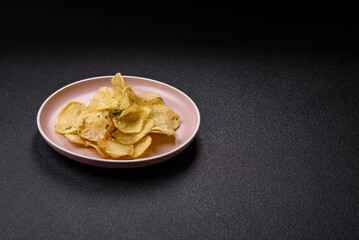Crisps fried with salt, spices and garlic. Cooked potatoes