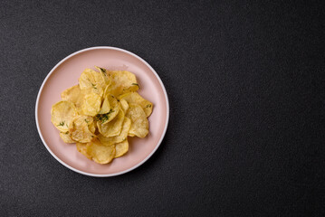 Crisps fried with salt, spices and garlic. Cooked potatoes